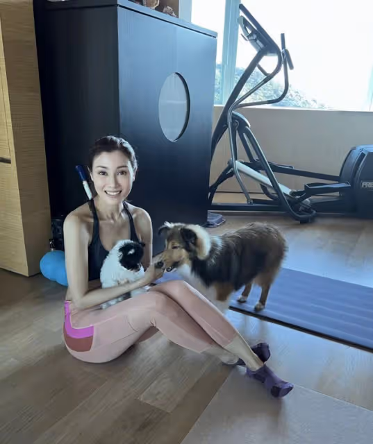 李嘉欣曬一家三口近照，和丈夫同框像父女，與11歲兒子牽手似姐弟