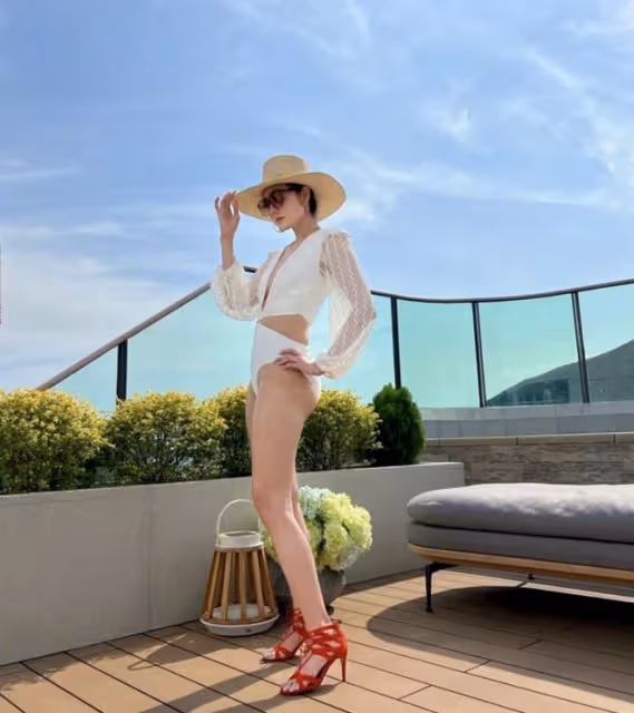 李嘉欣曬一家三口近照，和丈夫同框像父女，與11歲兒子牽手似姐弟