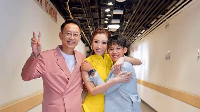 李嘉欣曬一家三口近照，和丈夫同框像父女，與11歲兒子牽手似姐弟