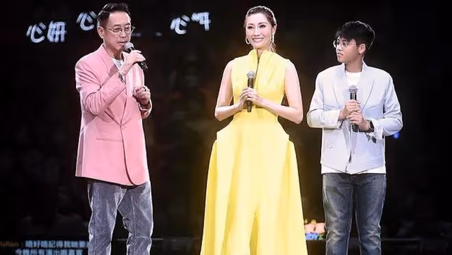 李嘉欣曬一家三口近照，和丈夫同框像父女，與11歲兒子牽手似姐弟