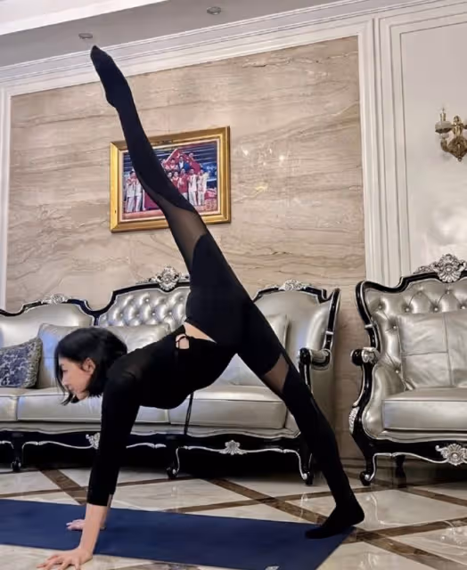 前體操運動員周捷曬飯後拉伸，高難度動作好優美，豪宅裝修很奢華