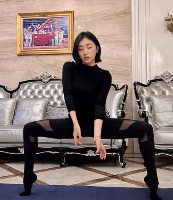 前體操運動員周捷曬飯後拉伸，高難度動作好優美，豪宅裝修很奢華