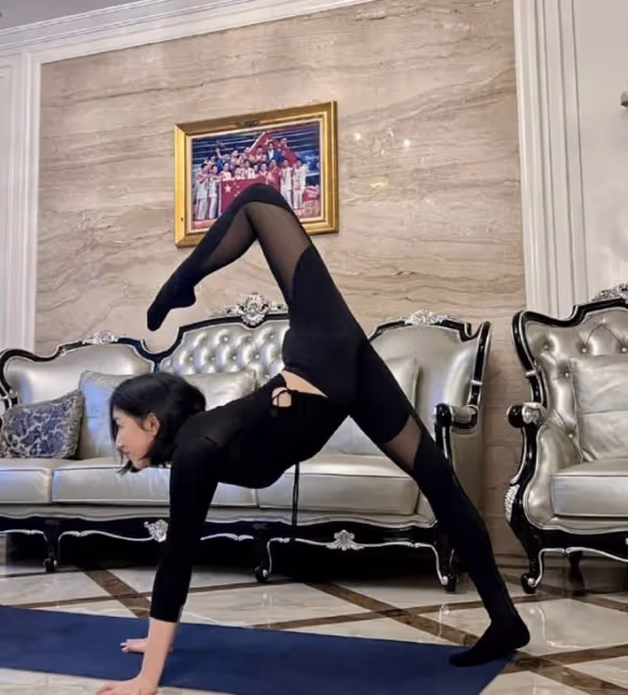 前體操運動員周捷曬飯後拉伸，高難度動作好優美，豪宅裝修很奢華