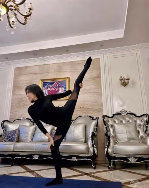 前體操運動員周捷曬飯後拉伸，高難度動作好優美，豪宅裝修很奢華