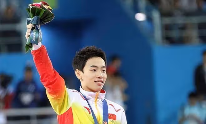 前體操運動員周捷曬飯後拉伸，高難度動作好優美，豪宅裝修很奢華