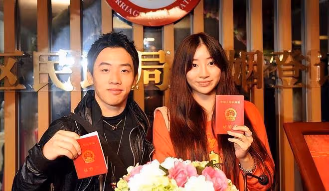 前體操運動員周捷曬飯後拉伸，高難度動作好優美，豪宅裝修很奢華