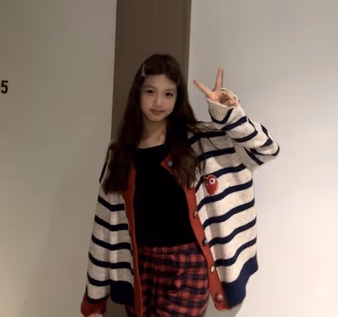 鍾麗緹14歲二女兒染頭髮和眉毛，網友直呼太奇怪，擔心其學習成績