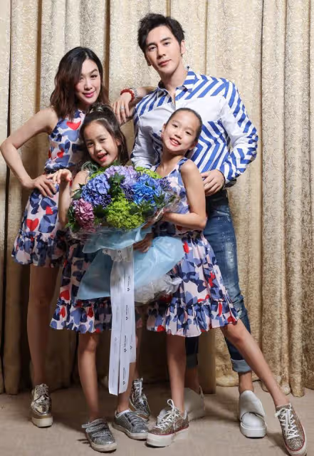 鍾麗緹14歲二女兒染頭髮和眉毛，網友直呼太奇怪，擔心其學習成績