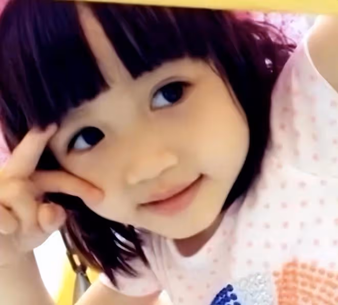 鍾麗緹14歲二女兒染頭髮和眉毛，網友直呼太奇怪，擔心其學習成績