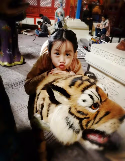 鍾麗緹14歲二女兒染頭髮和眉毛，網友直呼太奇怪，擔心其學習成績