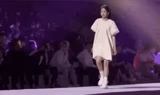 鍾麗緹14歲二女兒染頭髮和眉毛，網友直呼太奇怪，擔心其學習成績