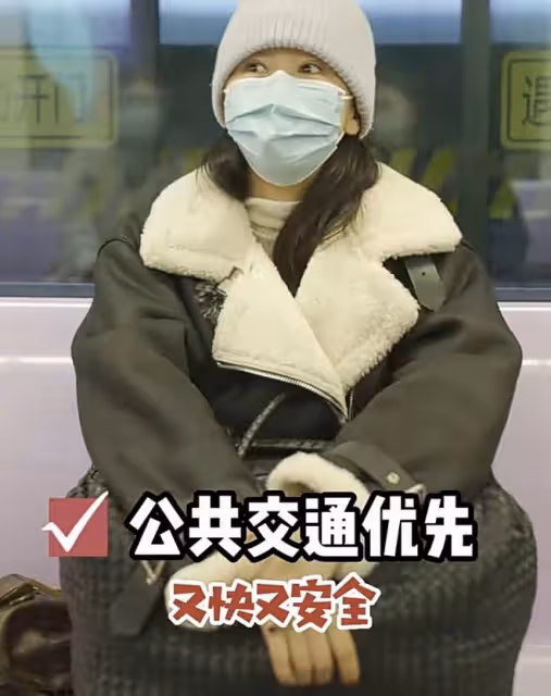 高鑫與妻子王一楠久違同框，結婚15年仍恩愛如初，女兒已亭亭玉立