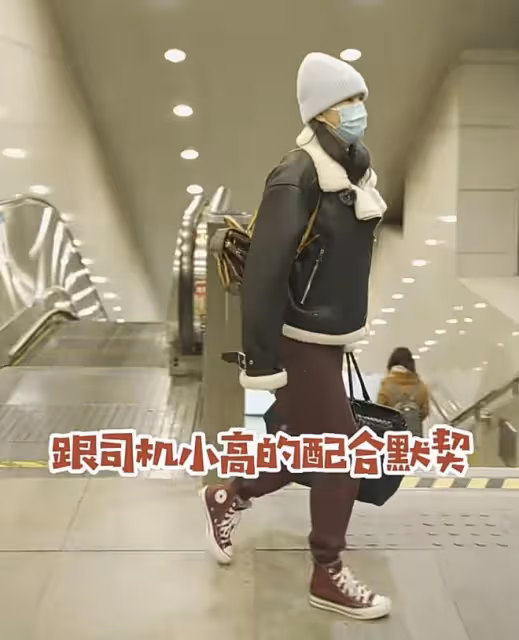 高鑫與妻子王一楠久違同框，結婚15年仍恩愛如初，女兒已亭亭玉立