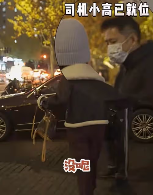 高鑫與妻子王一楠久違同框，結婚15年仍恩愛如初，女兒已亭亭玉立