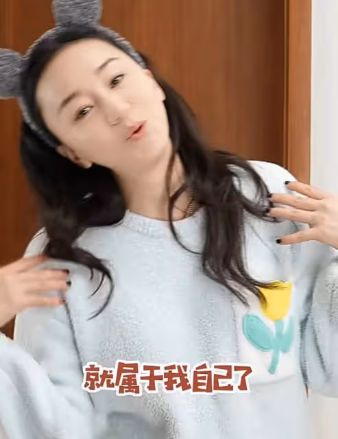 高鑫與妻子王一楠久違同框，結婚15年仍恩愛如初，女兒已亭亭玉立