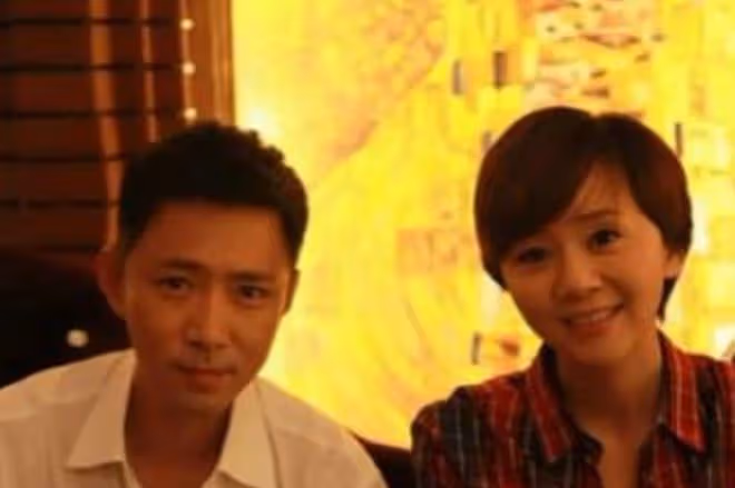 高鑫與妻子王一楠久違同框，結婚15年仍恩愛如初，女兒已亭亭玉立
