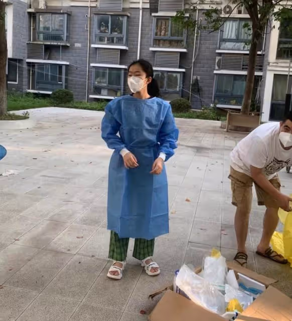 高鑫與妻子王一楠久違同框，結婚15年仍恩愛如初，女兒已亭亭玉立