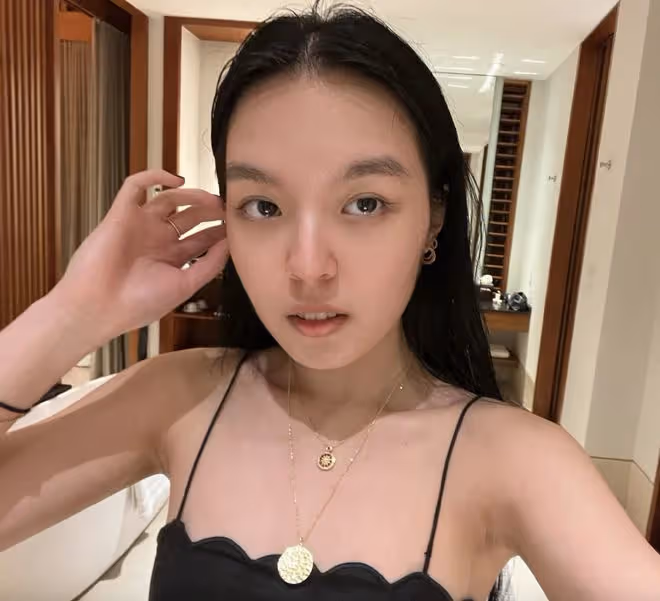 李詠妻子哈文曬女兒近照，20歲法圖麥身材高挑，顏值氣質出眾