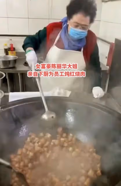 遲重瑞愛妻陳麗華罕現身！在後廚舉鐵勺做大鍋飯，打扮樸素很賣力