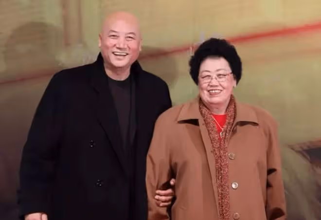 遲重瑞愛妻陳麗華罕現身！在後廚舉鐵勺做大鍋飯，打扮樸素很賣力