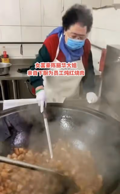 遲重瑞愛妻陳麗華罕現身！在後廚舉鐵勺做大鍋飯，打扮樸素很賣力