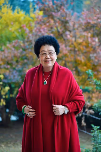 遲重瑞愛妻陳麗華罕現身！在後廚舉鐵勺做大鍋飯，打扮樸素很賣力