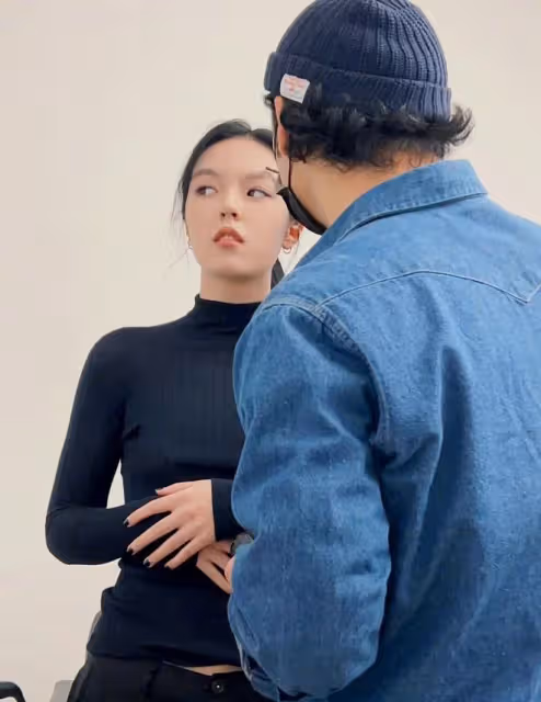 20歲法圖麥曬性感美照！秀蠻腰美艷高挑神似爸，或美國出道當演員