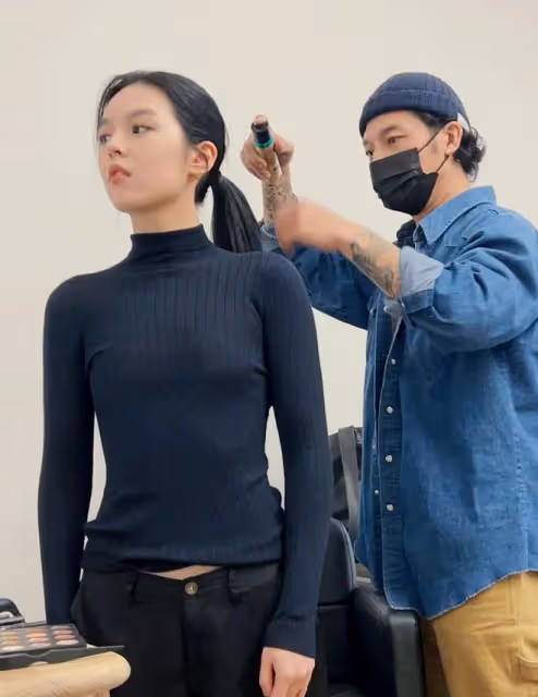 20歲法圖麥曬性感美照！秀蠻腰美艷高挑神似爸，或美國出道當演員