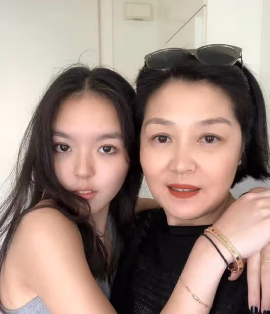 20歲法圖麥曬性感美照！秀蠻腰美艷高挑神似爸，或美國出道當演員