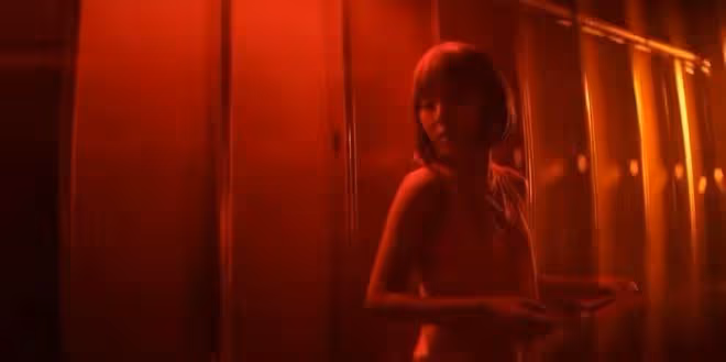 20歲法圖麥曬性感美照！秀蠻腰美艷高挑神似爸，或美國出道當演員