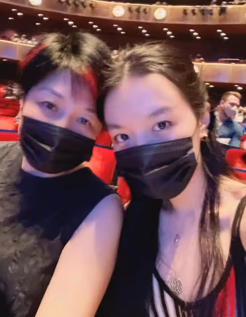 20歲法圖麥曬性感美照！秀蠻腰美艷高挑神似爸，或美國出道當演員