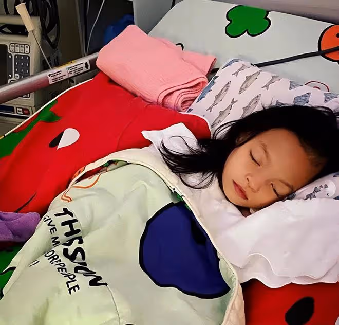 鍾麗淇開派對為長女慶生，12歲女兒不會說話走路，坐輪椅系安全帶