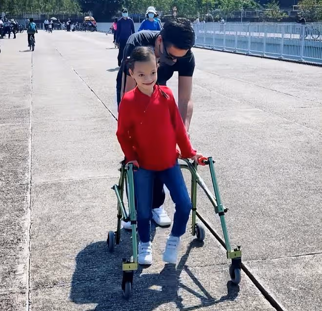 鍾麗淇開派對為長女慶生，12歲女兒不會說話走路，坐輪椅系安全帶