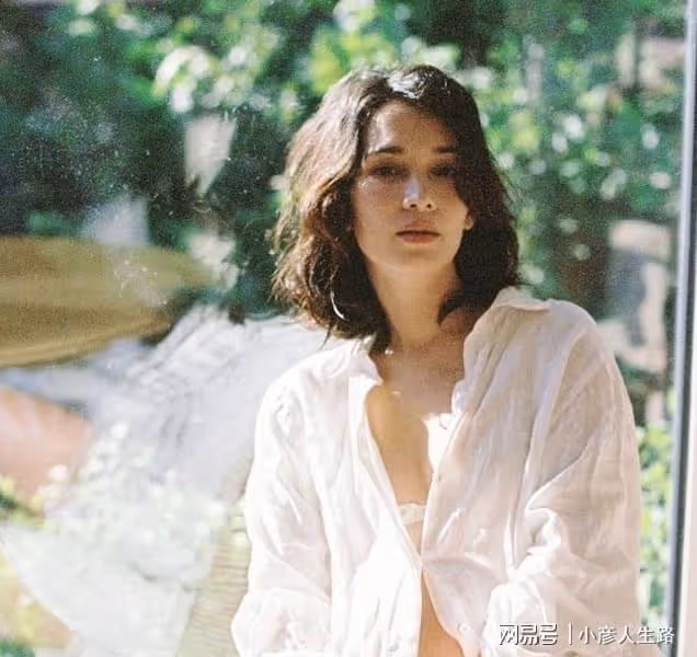 盧靖姍產後三個月秀零贅肉身材，拋出觀點：愛孩子不能勝過愛自己
