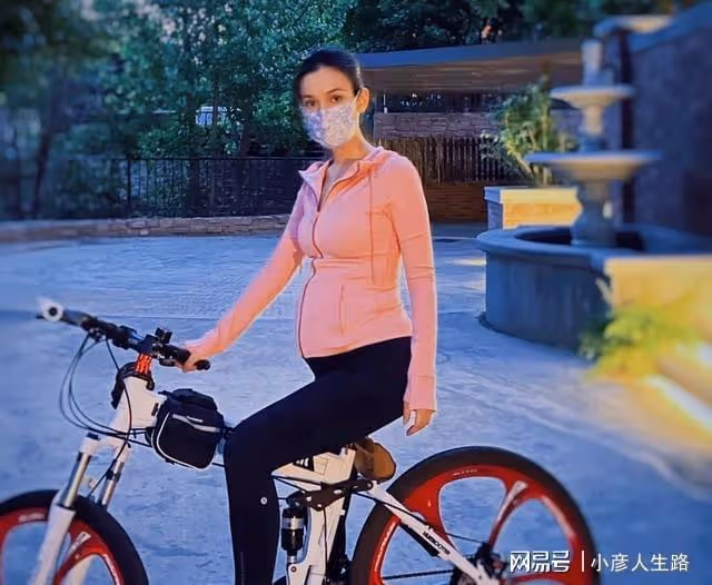 盧靖姍產後三個月秀零贅肉身材，拋出觀點：愛孩子不能勝過愛自己