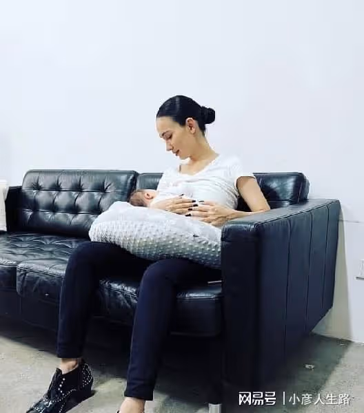 盧靖姍產後三個月秀零贅肉身材，拋出觀點：愛孩子不能勝過愛自己