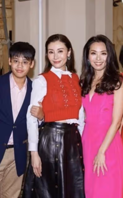 李嘉欣與富商老公秀恩愛，曝11歲兒子接管家族企業，與眾名媛聚會