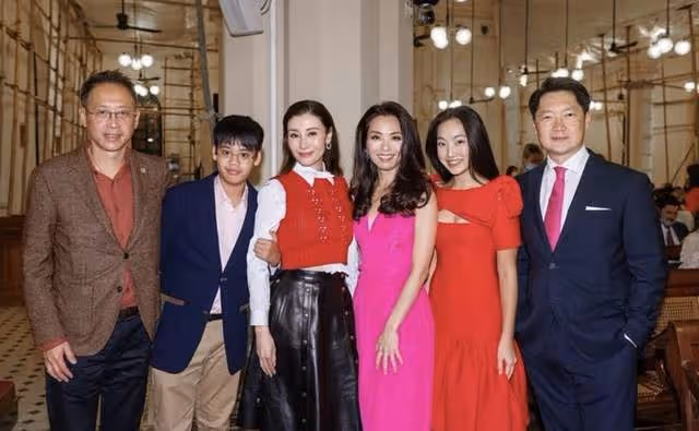 李嘉欣與富商老公秀恩愛，曝11歲兒子接管家族企業，與眾名媛聚會
