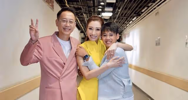 李嘉欣與富商老公秀恩愛，曝11歲兒子接管家族企業，與眾名媛聚會