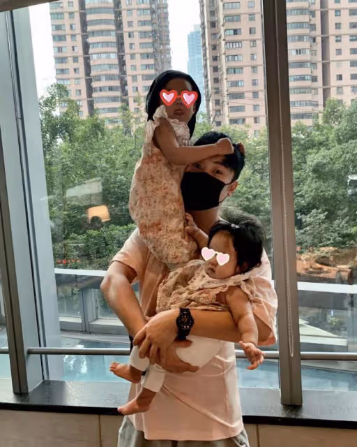 陳赫倒地被女兒當馬騎，自侃家庭地位低，6歲安安繼承媽媽好身材