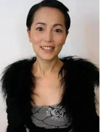 她原本天生麗質！卻為周星馳扮醜走紅　痛失男友後「曾發誓終身不嫁」如今身價數億成富婆