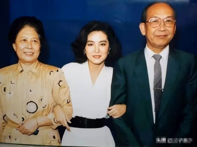 不以明星女兒為傲！林青霞母親「與大女兒失散40年」晚年與丈夫「獨居」71歲從12樓一躍而下