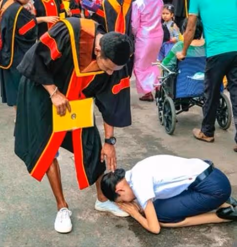 家中貧困，錢只能夠一個人唸書，哥主動放棄學業去賺錢，如今妹畢業淚謝行大禮，網淚：最深兄妹情