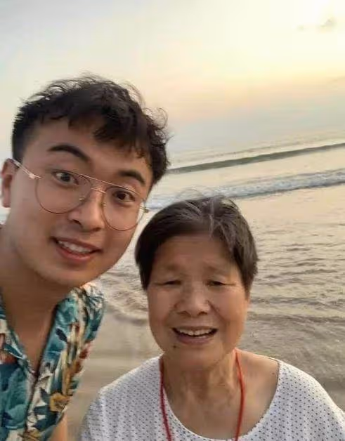 孝孫帶90歲阿嬤環球旅行，10年走遍200多座城市「我走到哪裡都帶上她」網贊：陪伴是最好的孝心