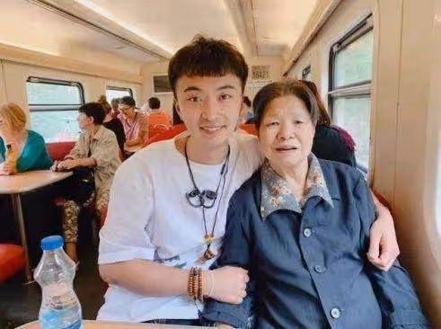 孝孫帶90歲阿嬤環球旅行，10年走遍200多座城市「我走到哪裡都帶上她」網贊：陪伴是最好的孝心