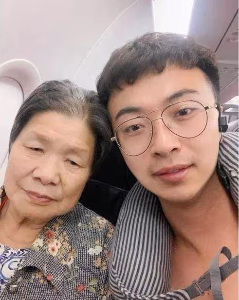 孝孫帶90歲阿嬤環球旅行，10年走遍200多座城市「我走到哪裡都帶上她」網贊：陪伴是最好的孝心