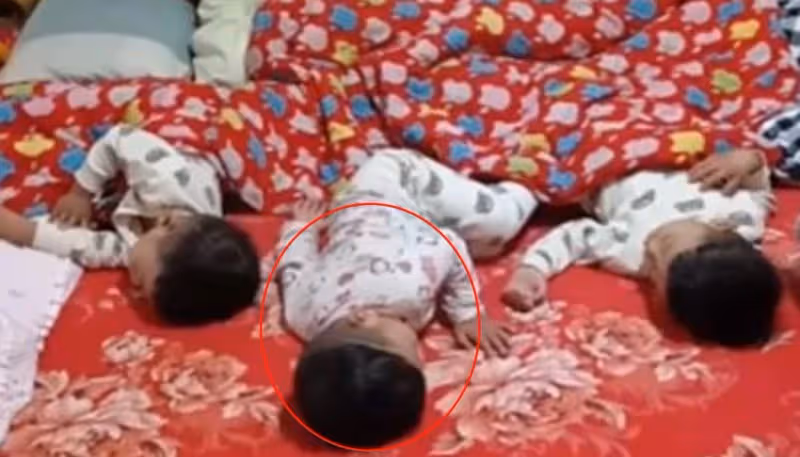 媽媽外出，寶爸帶孩子們睡午覺，她進門見到床上一幕驚呆，網友爆笑：兒子是親生的嗎？