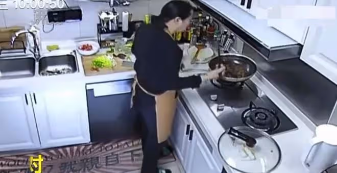 發現家中的飯菜份量常常不對，僱主查監控，發現家政阿姨「日常操作」，他傻眼：原來每天都在吃「口水菜」！