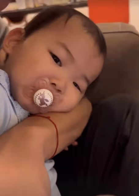 朱珠1歲女兒陪爸爸看賽馬，一腳踹開手機，豪宅裝修簡約像出租風