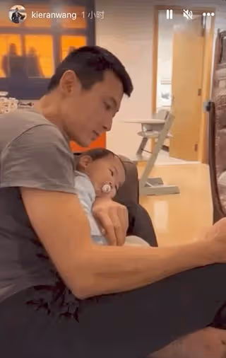 朱珠1歲女兒陪爸爸看賽馬，一腳踹開手機，豪宅裝修簡約像出租風